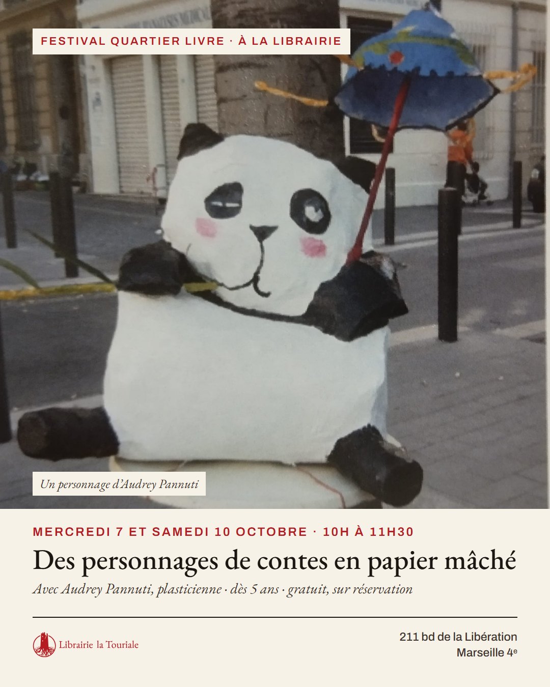 Un panda en papier mâché tenant une ombrelle, l’un des personnages d’Audrey Pannuti, posé dans une rue de Marseille. Ateliers papier mâché les mercredi 7 et samedi 10 octobre, de 10h à 11h30.