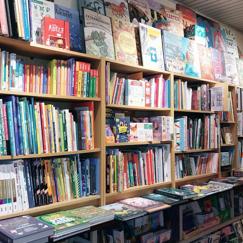 Le rayon jeunesse de la librairie